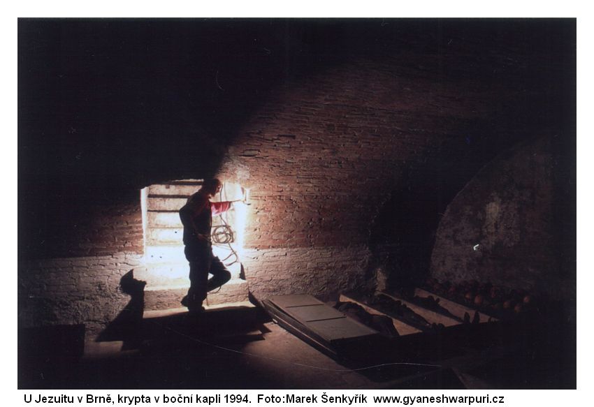 Jezuitský kostel v Brně - krypta pod boční kaplí. Foto: Marek Šenkyřík 1994.