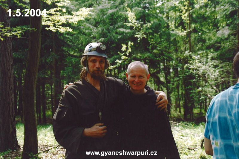P. Václav Groh OM a Marek Šenkyřík na Plošině Skalka u Sovího komína . Foto: Marek P. Šenkyřík 2004.
