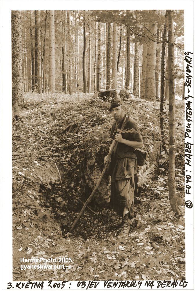 Marek Poustevník - Šenkyřík: objevitel Děravky (2005).  Foto: Marek P. Šenkyřík 2005, samospoušť.