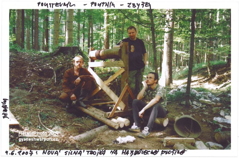 Děravka -silná trojka (Marek P. Šenkyřík, Milan Hnízdo a Zbyšek Macháček). Foto: Marek P. Šenkyřík 2007, samospoušť.