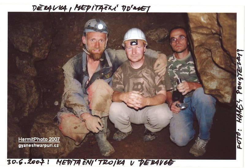 Děravka -meditační trojka (Marek P. Šenkyřík, Milan Hnízdo a Zbyšek Macháček). Foto: Marek P. Šenkyřík 2007, samospoušť.