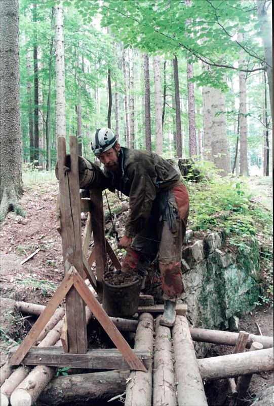 Děravka -u rumpálu. Foto: Marek P. Šenkyřík 2007, samospoušť.