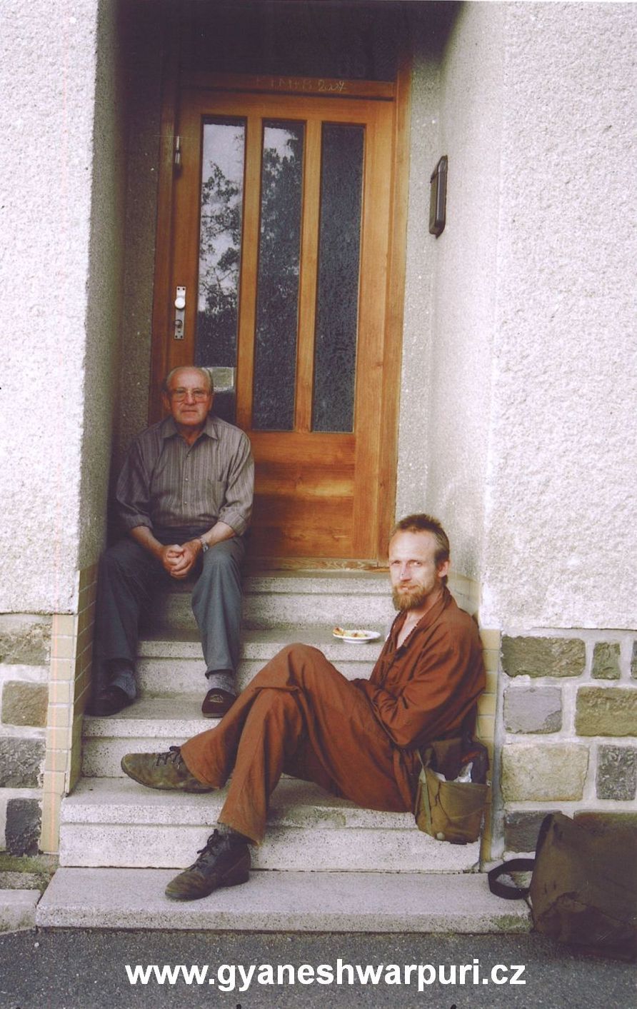 Slavíme Arnoštovy 78 narozeniny v jeho domě v Habrůvce. Foto: Marek P. Šenkyřík 2007, samospoušť.