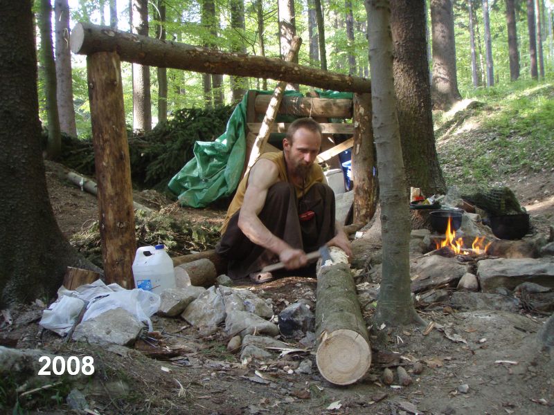 Děravka: stavba poustevny.  Foto: Marek Gyaneshwarpuri, samospoušť 2008.
