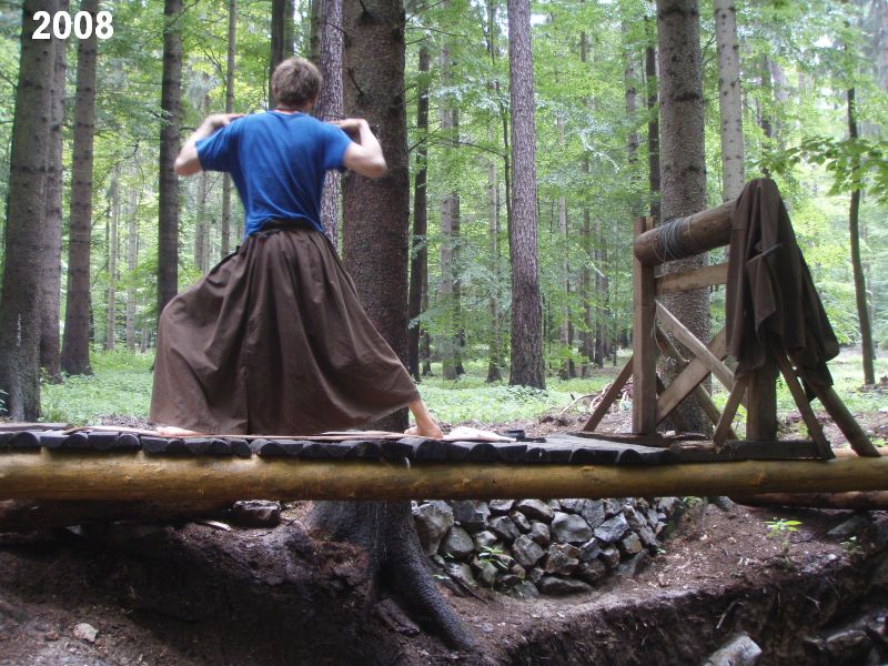 Cvičení jógy na pódiu Děravky.  Foto: Marek Gyaneshwarpuri, samospoušť 2008.