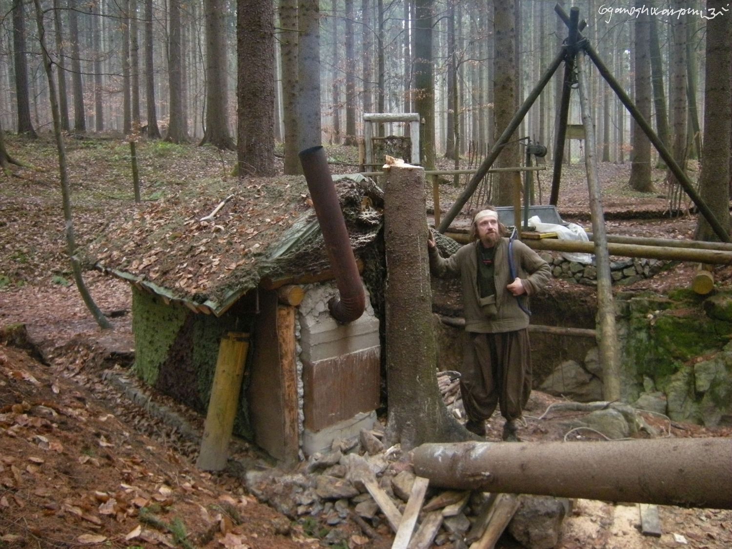 Děravka - pokácel jsem strom který uschnul u poustevny. Foto: Marek Gyaneshwarpuri, samospoušť 2009.