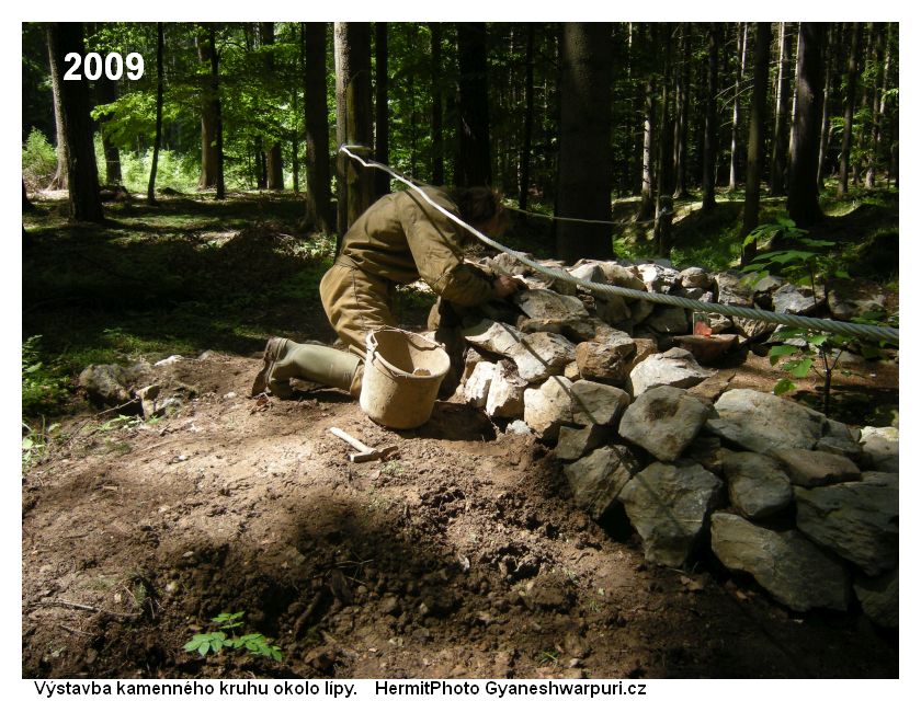 Děravka - pokračovala výstavba kamenného kruhu okolo lípy. Foto: Marek Gyaneshwarpuri, samospoušť 2009.