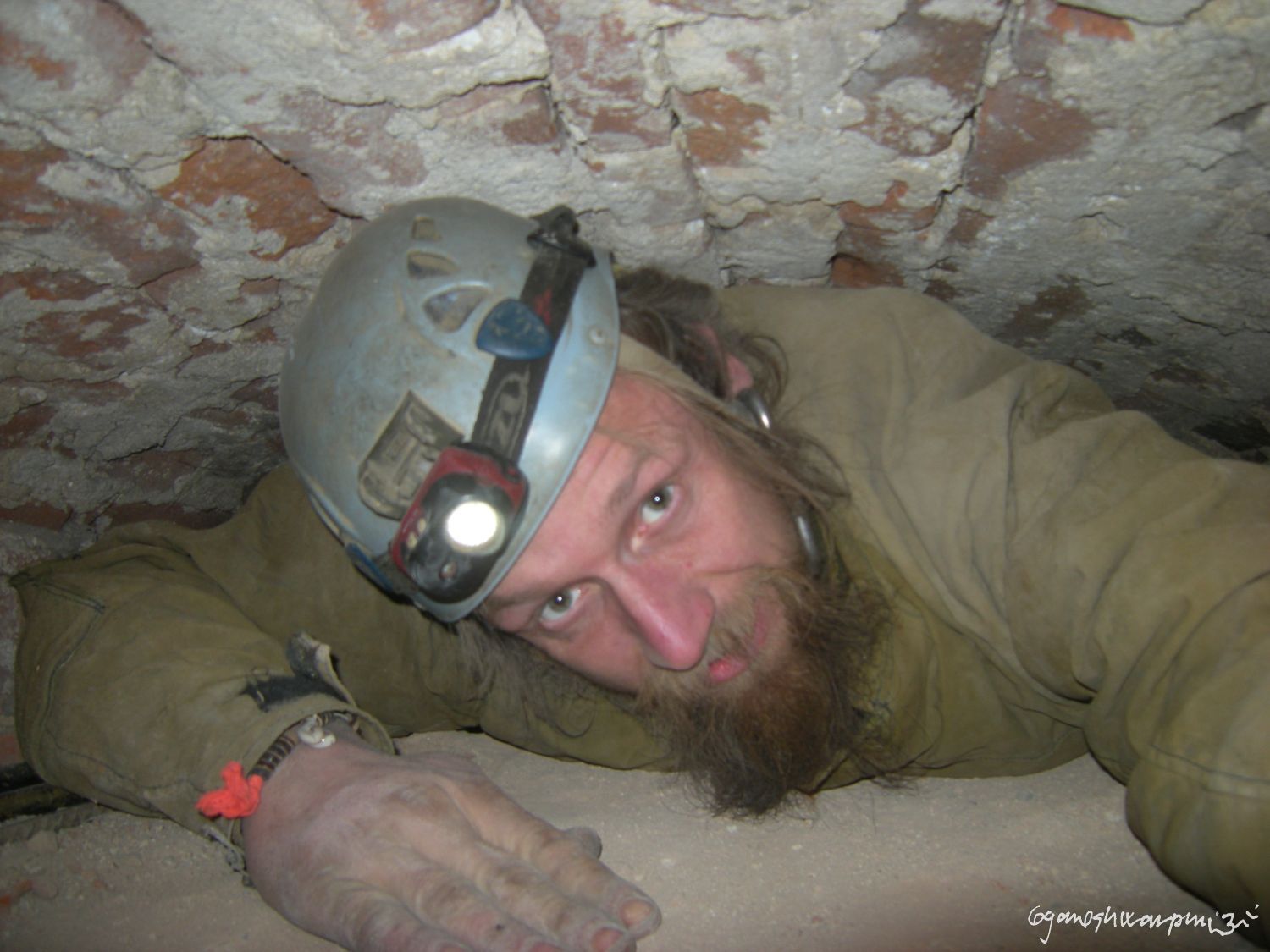 Průzkum dutin a tajné skrýše v pilíři s kazatelnou chrámu Panny Marie ve Křtinách. Foto: Marek Gyaneshwarpuri, samospoušť 2010.