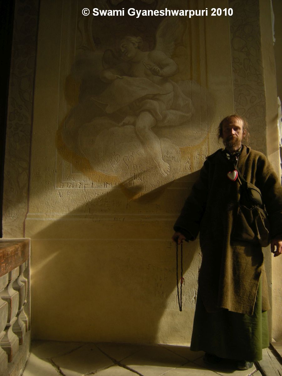 Chrám Panny Marie ve Křtinách: průzkum vyrytých graffiti na kůru u varhan. Foto: Marek Gyaneshwarpuri, samospoušť 2010.