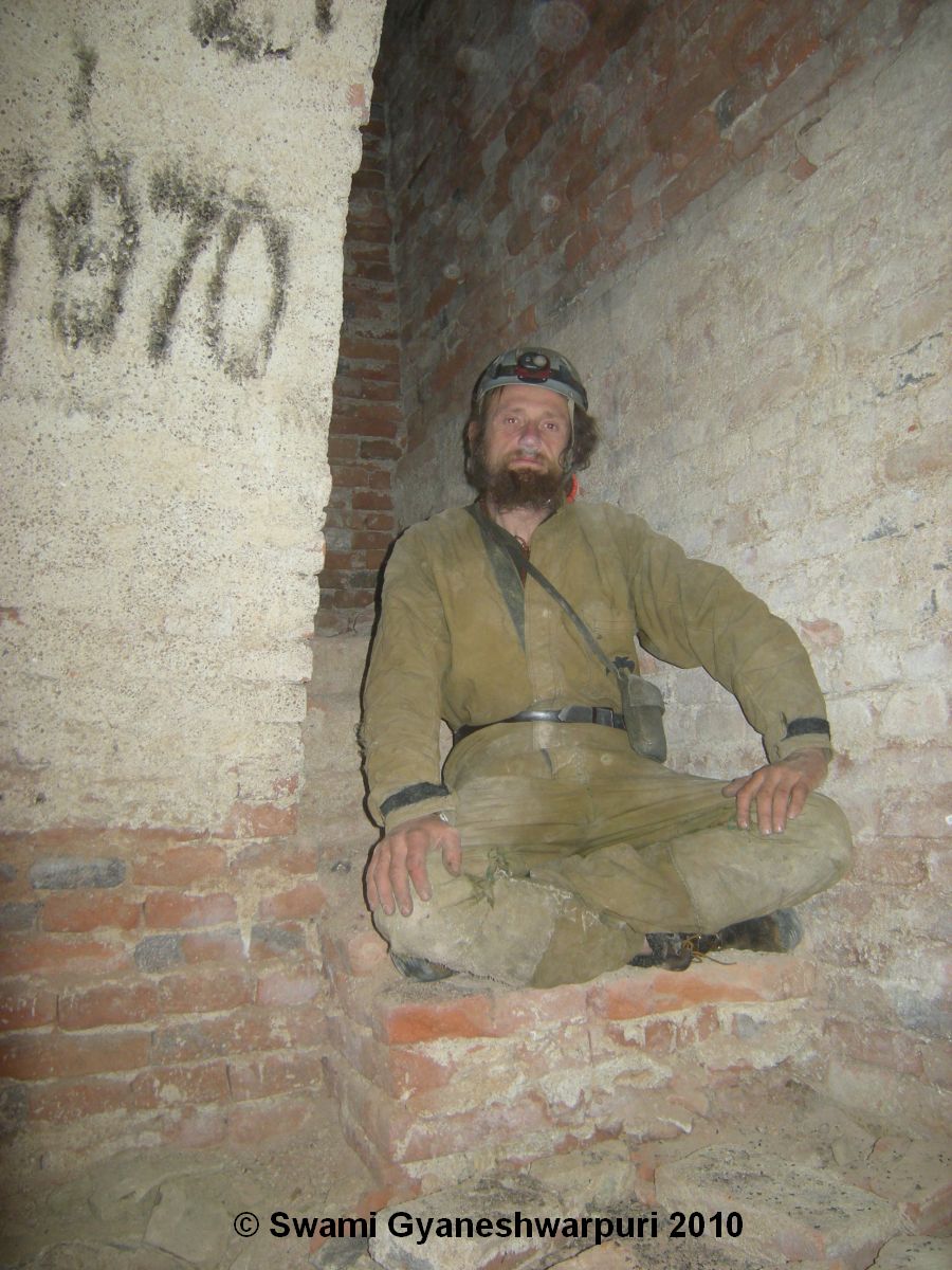 Chrám Panny Marie ve Křtinách: průzkum dutiny tajné skrýše v pilíři s kazatelnou. Foto: Marek Gyaneshwarpuri, samospoušť 2010.