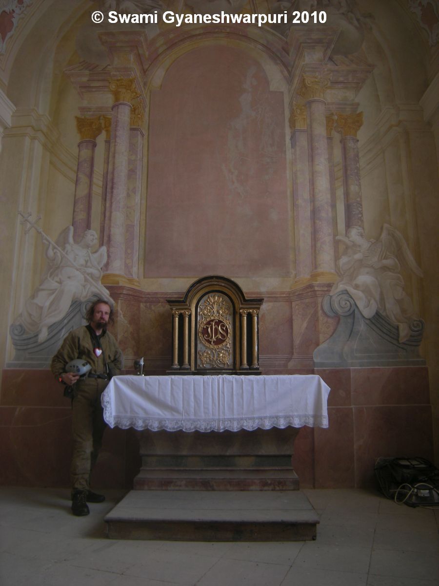 Chrám Panny Marie ve Křtinách: vstup za oltářem na oratoři do tajné skrýše v pilíři s kazatelnou. Foto: Marek Gyaneshwarpuri, samospoušť 2010.