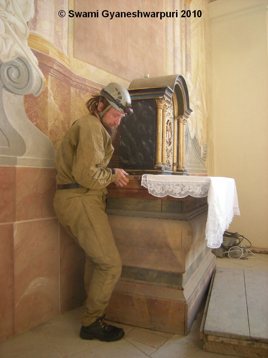 Chrám Panny Marie ve Křtinách: vstup za oltářem na oratoři do tajné skrýše v pilíři s kazatelnou. Foto: Marek Gyaneshwarpuri, samospoušť 2010.