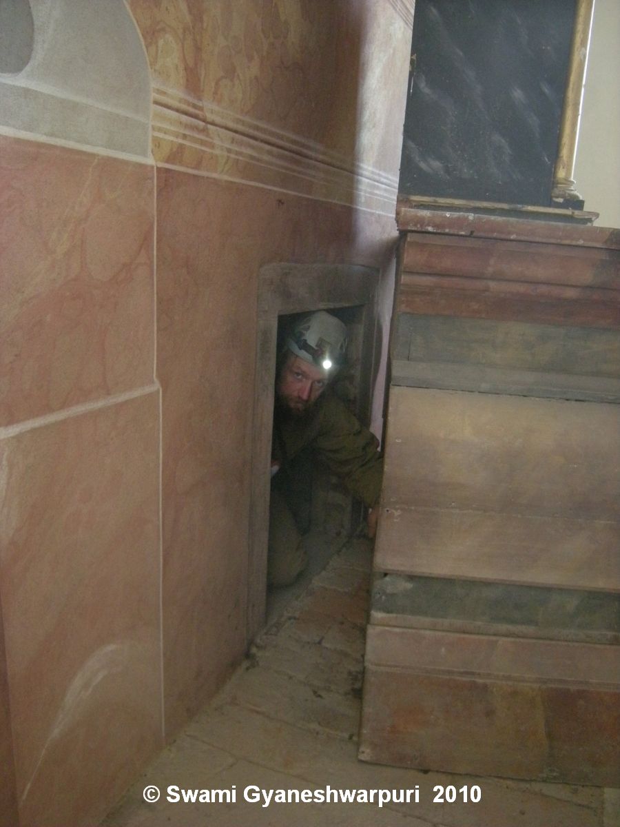 Chrám Panny Marie ve Křtinách: vstup za oltářem na oratoři do tajné skrýše v pilíři s kazatelnou. Foto: Marek Gyaneshwarpuri, samospoušť 2010.