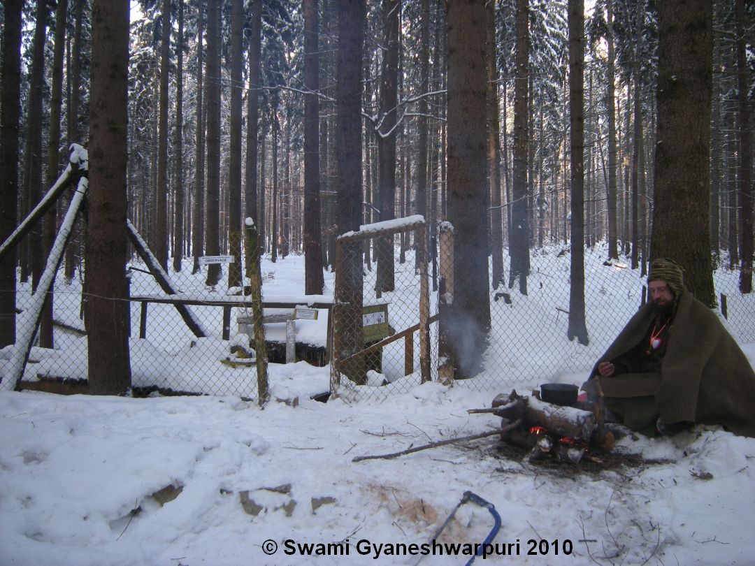 Posvátná Děravka - ty chvíle u ohně, které voněly mírem a pokojem. Foto: Marek Gyaneshwarpuri, samospoušť 2010.