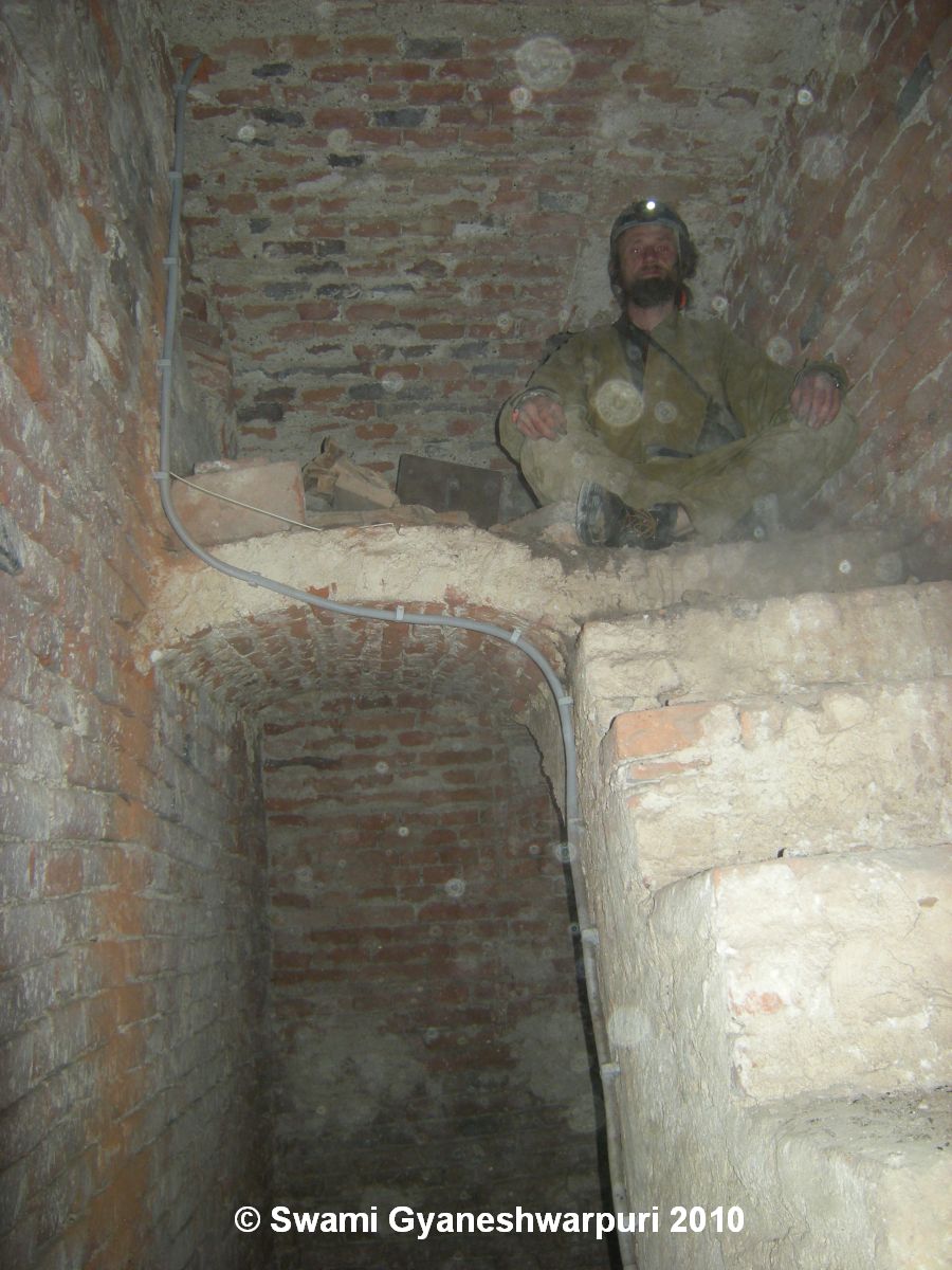 Chrám Panny Marie ve Křtinách: průzkum tajné skrýše v pilíři s kazatelnou.  Foto: Marek Gyaneshwarpuri, samospoušť 2010.