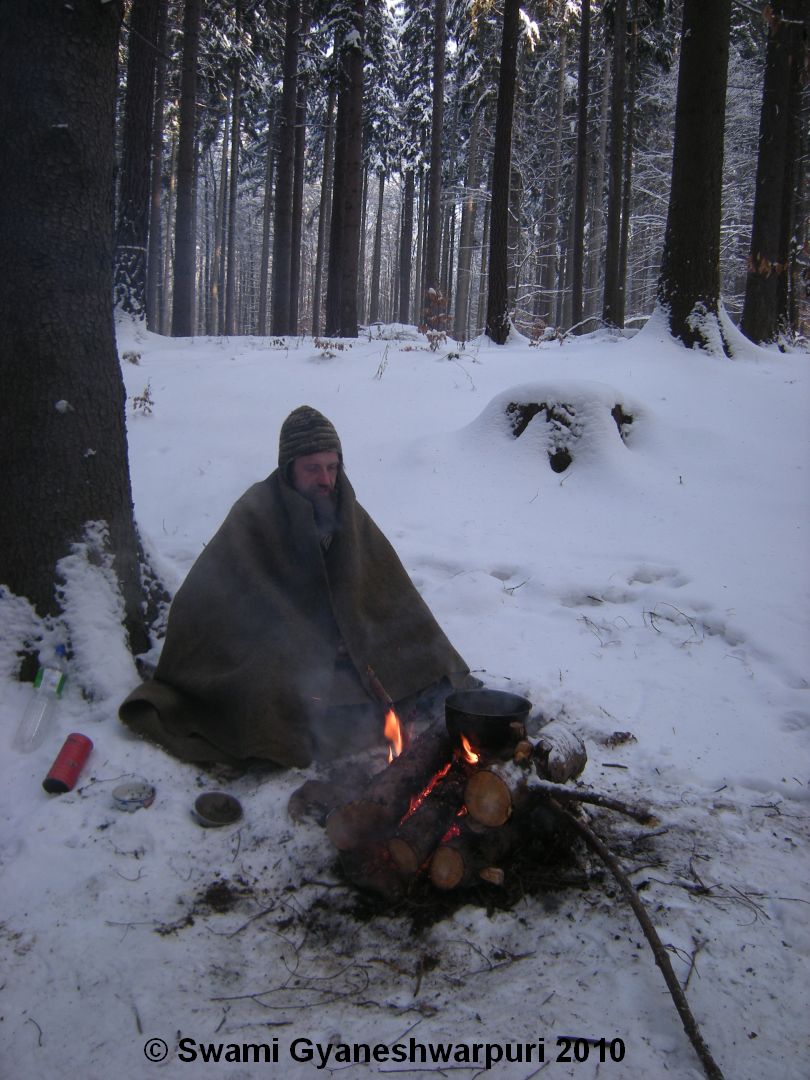 Děravka - poustevník u ohýnku. Foto: Marek Gyaneshwarpuri, samospoušť 2010.