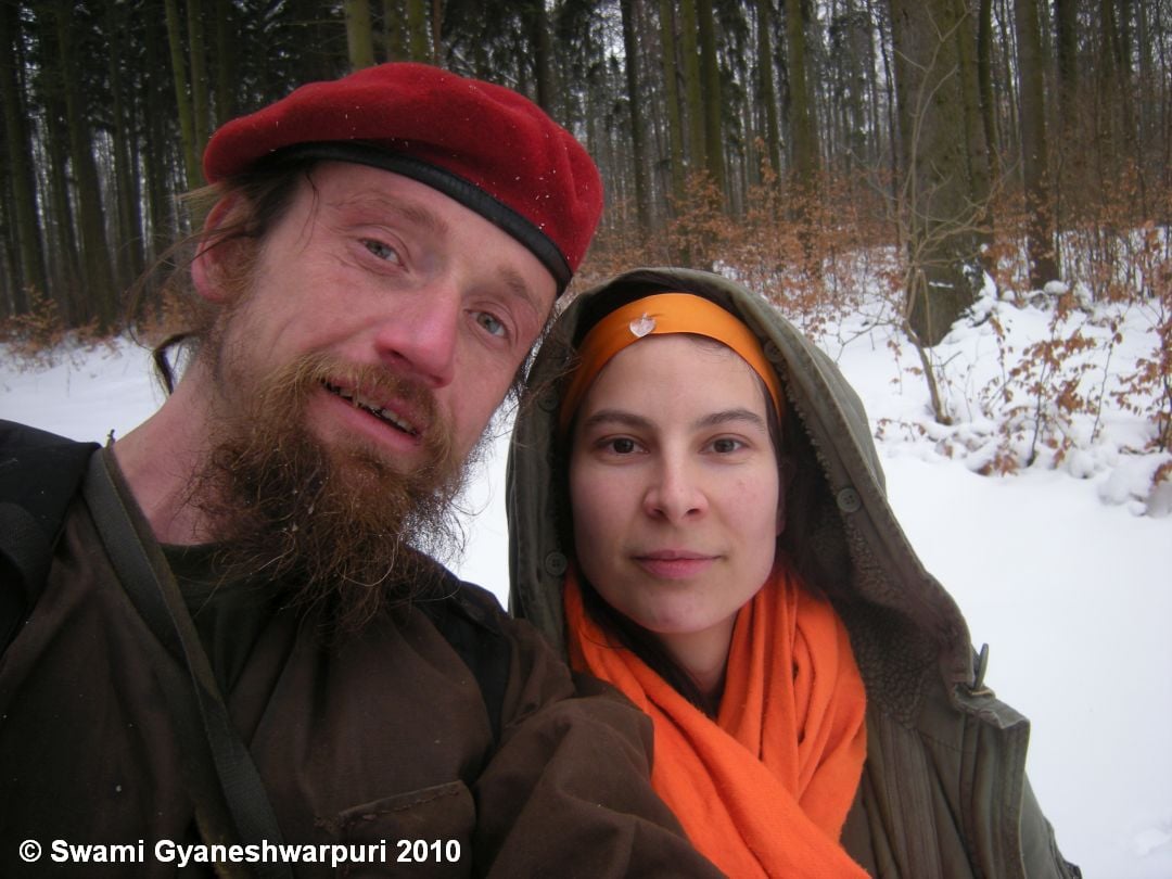 S poustevnicí Klárou na Děravce. Foto: Marek Gyaneshwarpuri, samospoušť 2010.