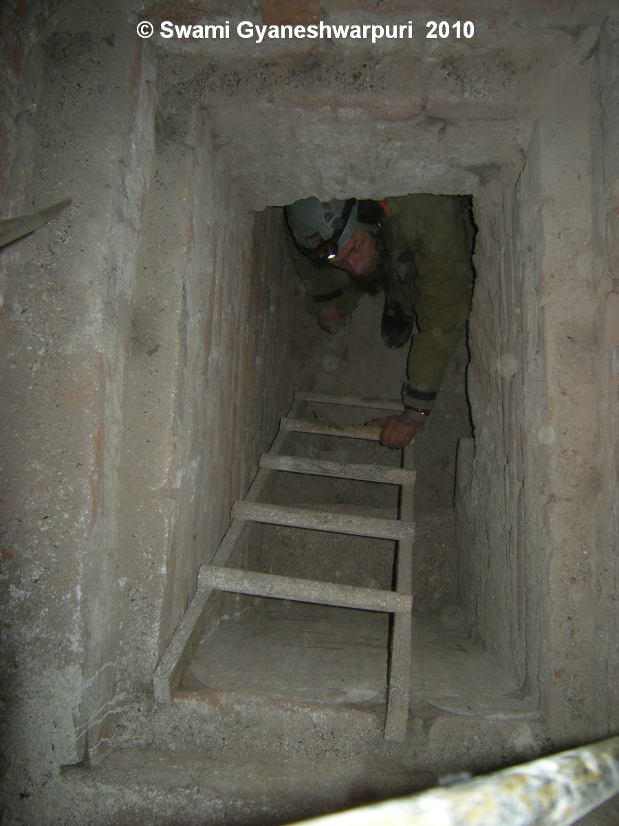 Chrám Panny Marie ve Křtinách: průzkum tajné skrýše v pilíři s kazatelnou.  Foto: Marek Gyaneshwarpuri, samospoušť 2010.