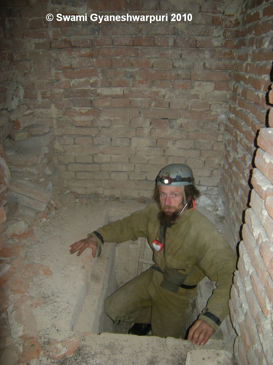 Chrám Panny Marie ve Křtinách: průzkum tajné skrýše v pilíři s kazatelnou.  Foto: Marek Gyaneshwarpuri, samospoušť 2010.