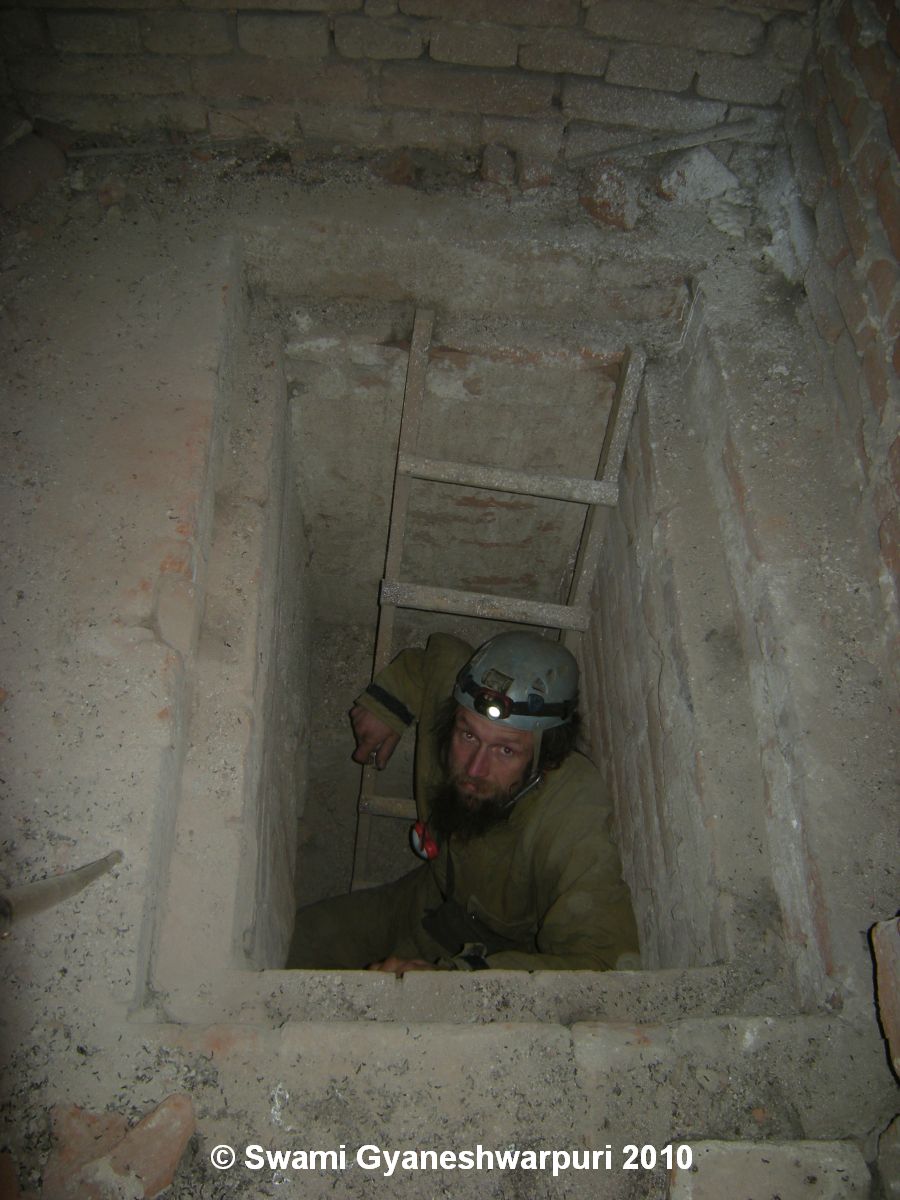 Chrám Panny Marie ve Křtinách: průzkum tajné skrýše v pilíři s kazatelnou.  Foto: Marek Gyaneshwarpuri, samospoušť 2010.