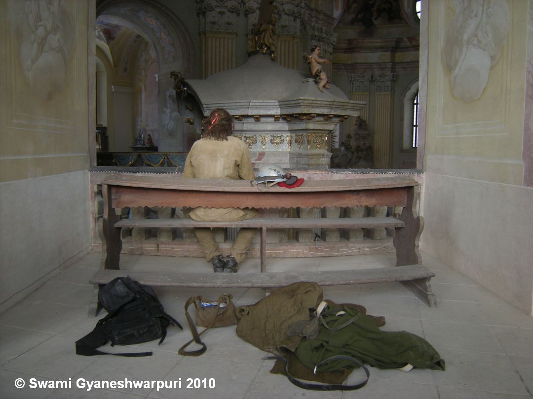 Chrám Panny Marie ve Křtinách:  po výstupu z tajné skrýše meditace na oratoři nad hlavním oltářem kde sedával opat Matuška.  Foto: Marek Gyaneshwarpuri, samospoušť 2010.
