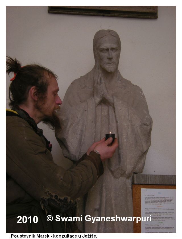 Chrám Panny Marie ve Křtinách - ambit: konzultace u Ježíše.  Foto: Marek Gyaneshwarpuri, samospoušť 2010.