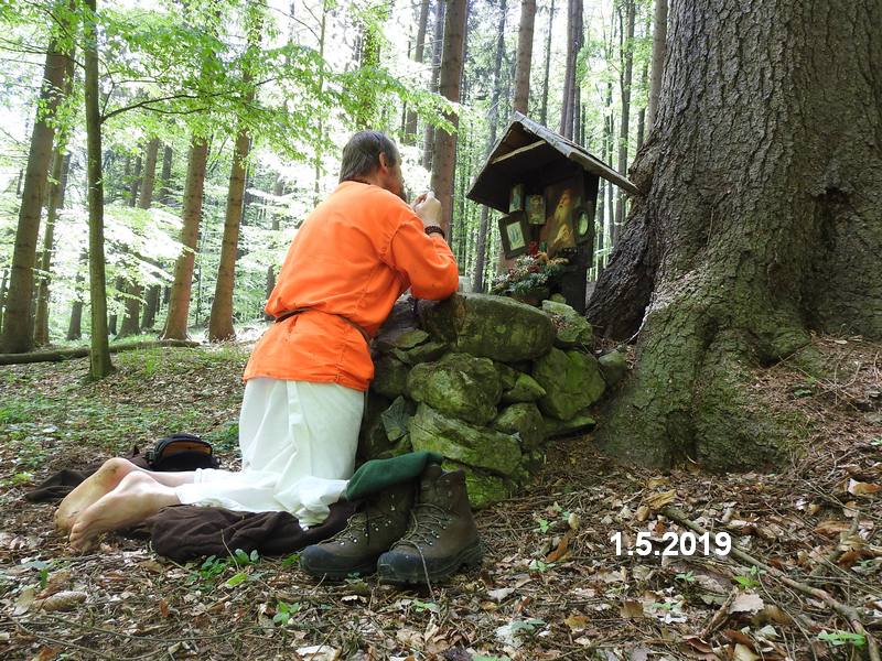  Habrůvecký smrk - oltář. Foto: Marek Gyaneshwarpuri, samospoušť 2019.