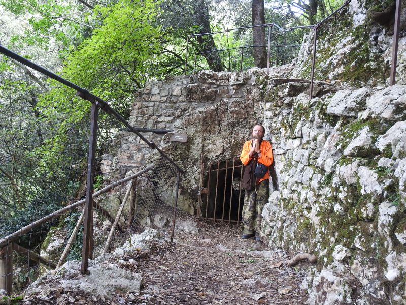  Assisi -  Eremo delle Carceri - meditační jeskyně pod klášterem. Foto: Marek Gyaneshwarpuri, samospoušť 2019.