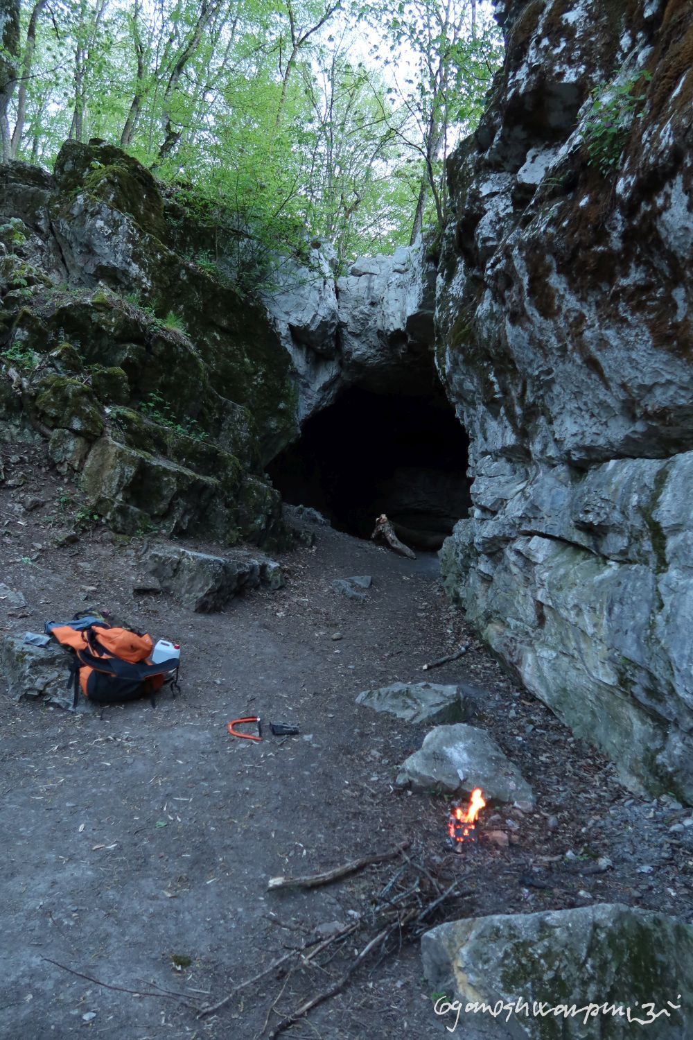 Vigílie u Vesmírného šamana v jeskyni Švédův stůl  v Hádeckém údolí. Foto: Svámí Gyaneshwarpuri (2026).