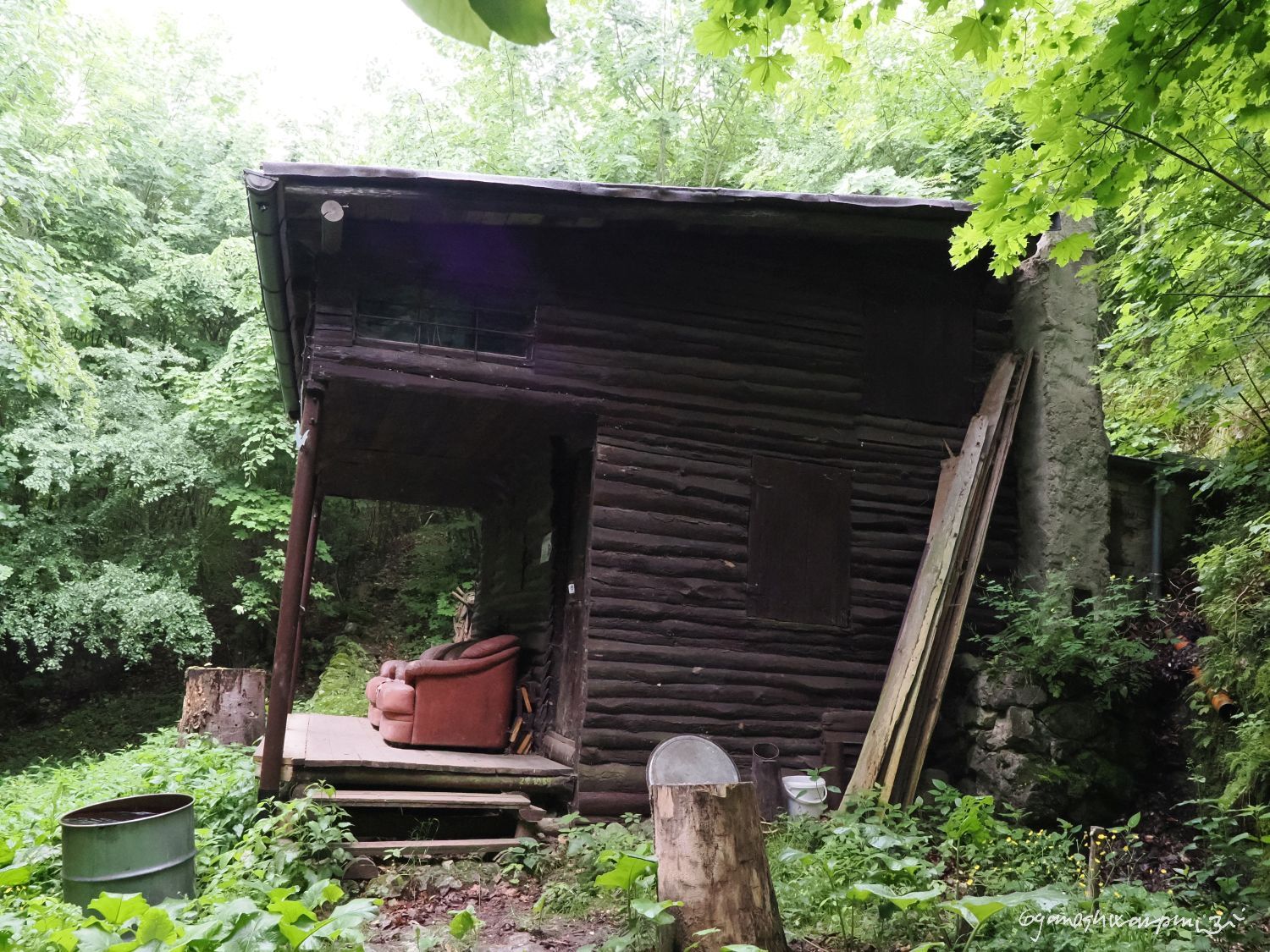 Srub ze smrkových odřezků Ponor na plošině Skalka. Foto: Svámí Gyaneshwarpuri (2024).