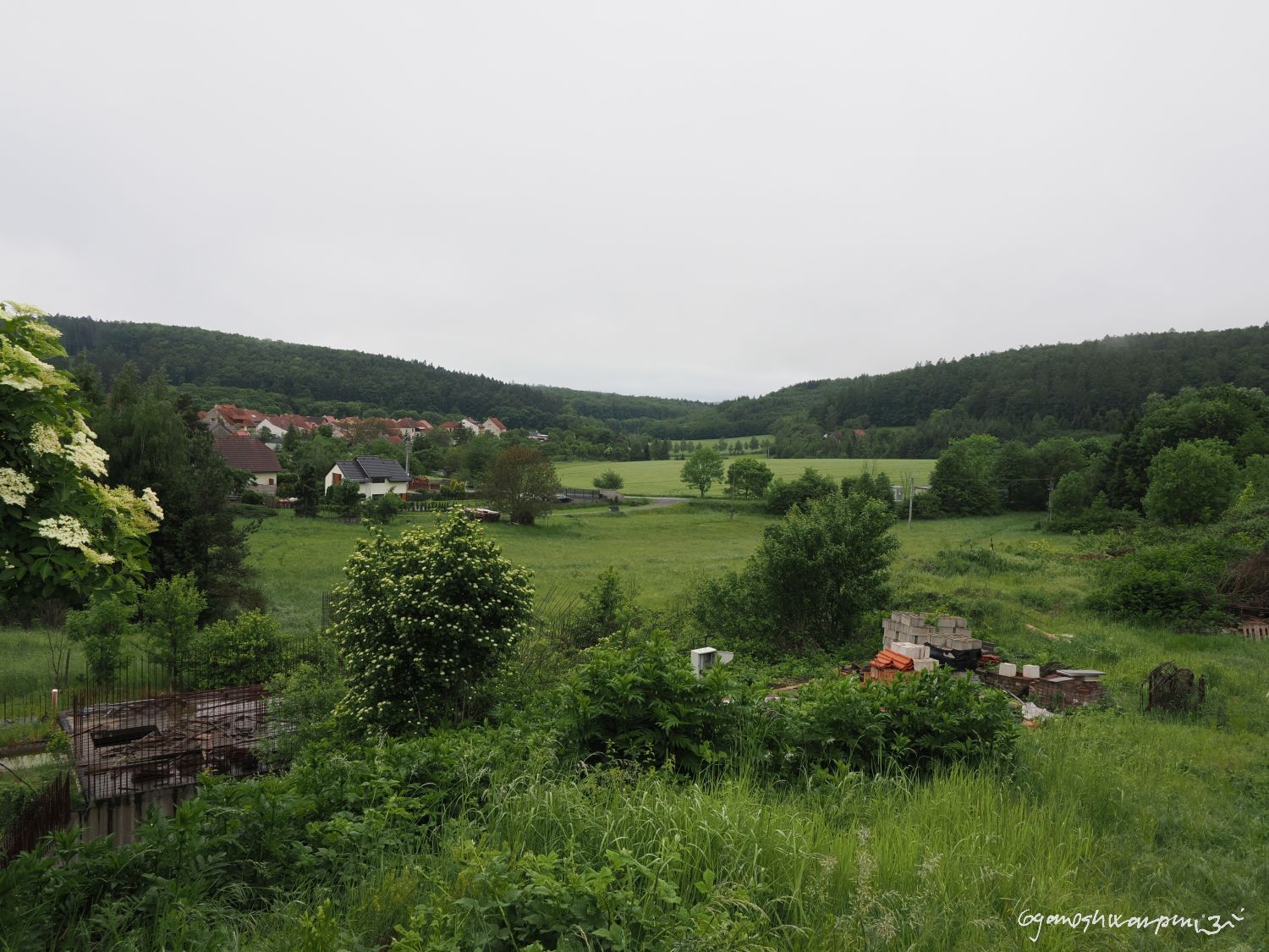 Předmiocénní Březinská kotlina pod plošinou Skalka. Foto: Svámí Gyaneshwarpuri (2024).