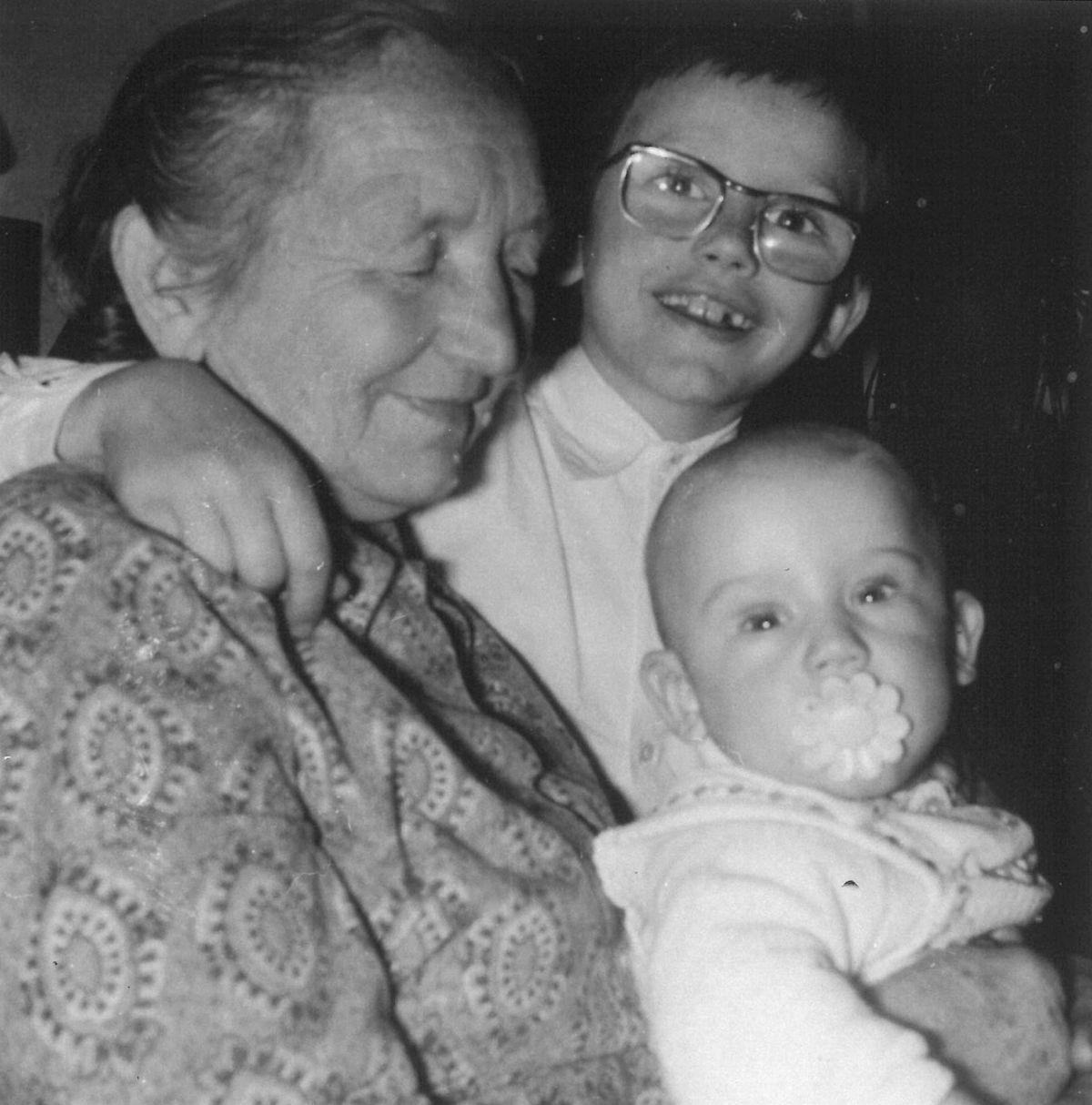 Marek Šenkyřík a prababička Anna Putnová z Troubska v roce 1977.