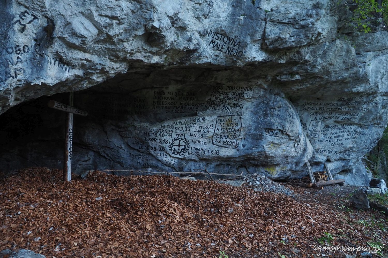 Na své bývalé poustevně ve Slovenském ráji jsem vstyčil kříž. Jeskyně Poustevna Toho který sedí a mlčí. Foto: Marek Gyaneshwarpuri, 2020.