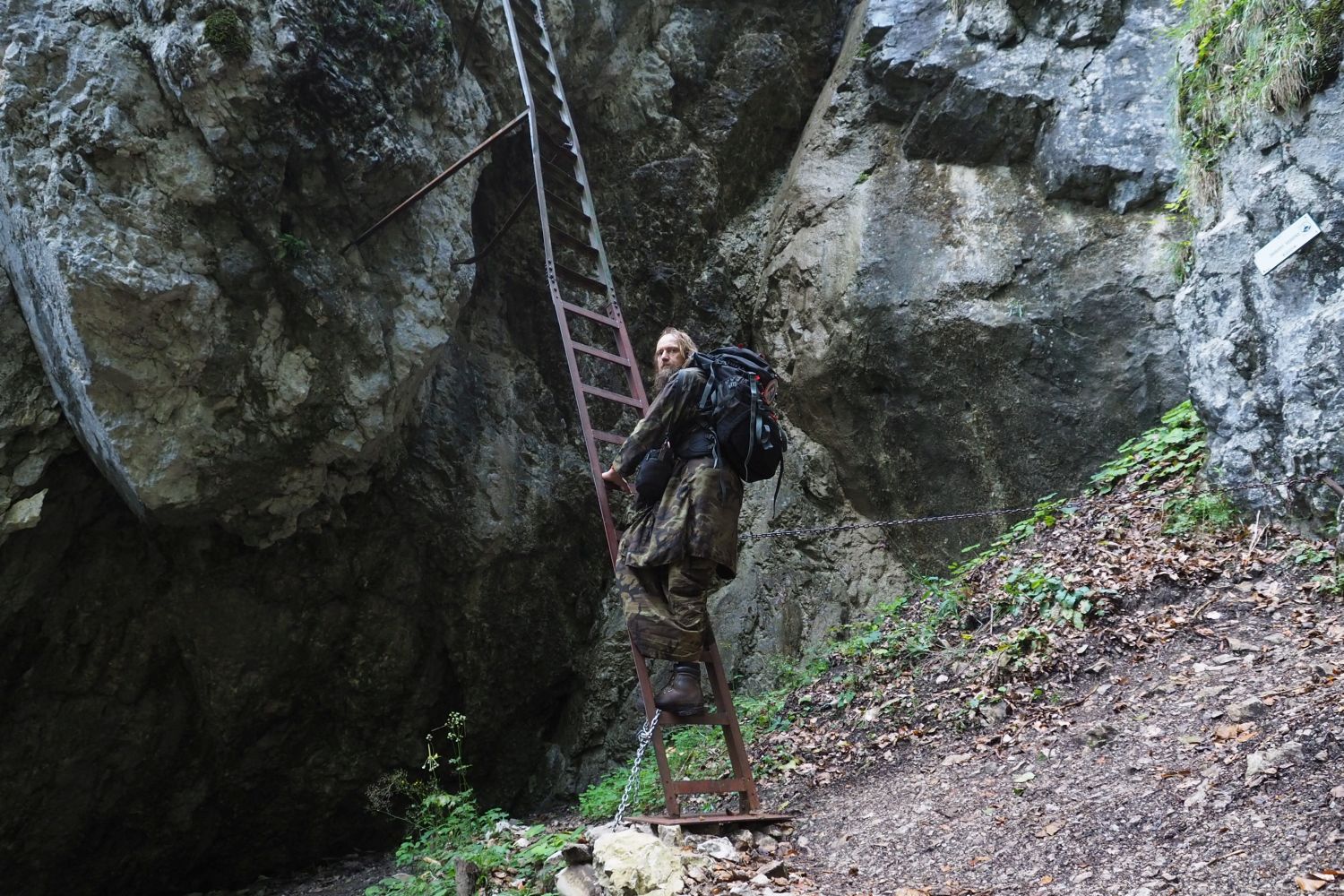 Po žebřících podél Závojového vodopádu v Sokolí dolině ve Slovenském ráji. Foto: Marek Gyaneshwarpuri, samospoušť 2020.
